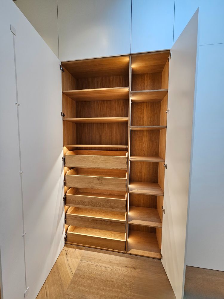 Ankleide mit genügend Stauraum für die komplette Garderobe