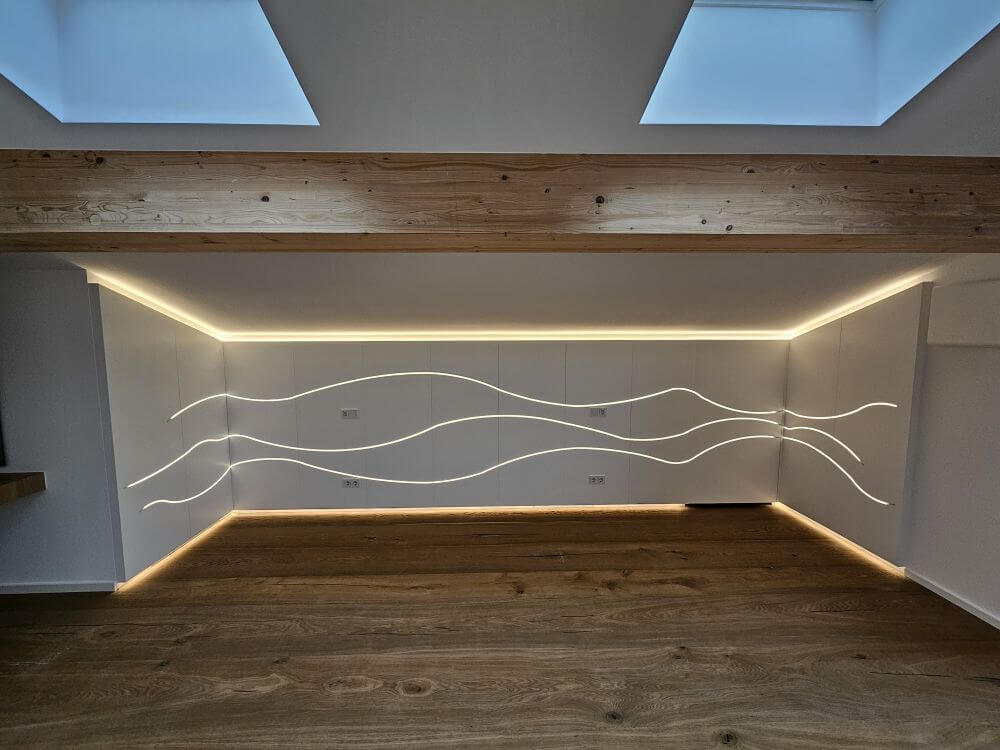 Bettrückwand mit geschwungenen LED-Wellen in MDF Schleiflack RAL 9016 matt