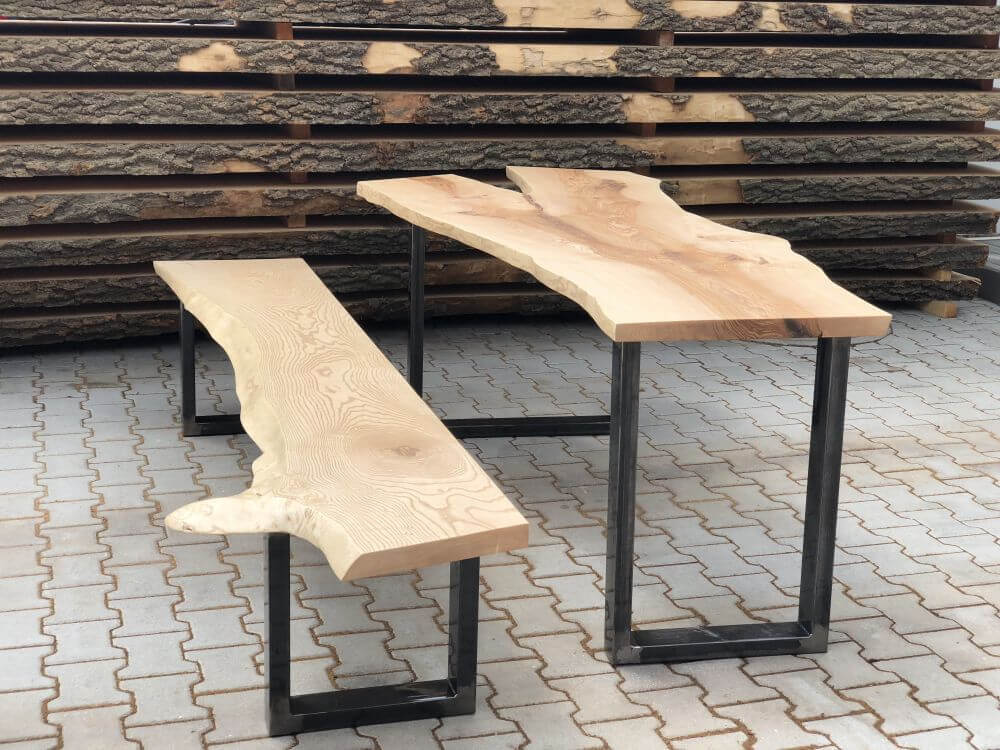 Tisch mit natürlicher Baumkante