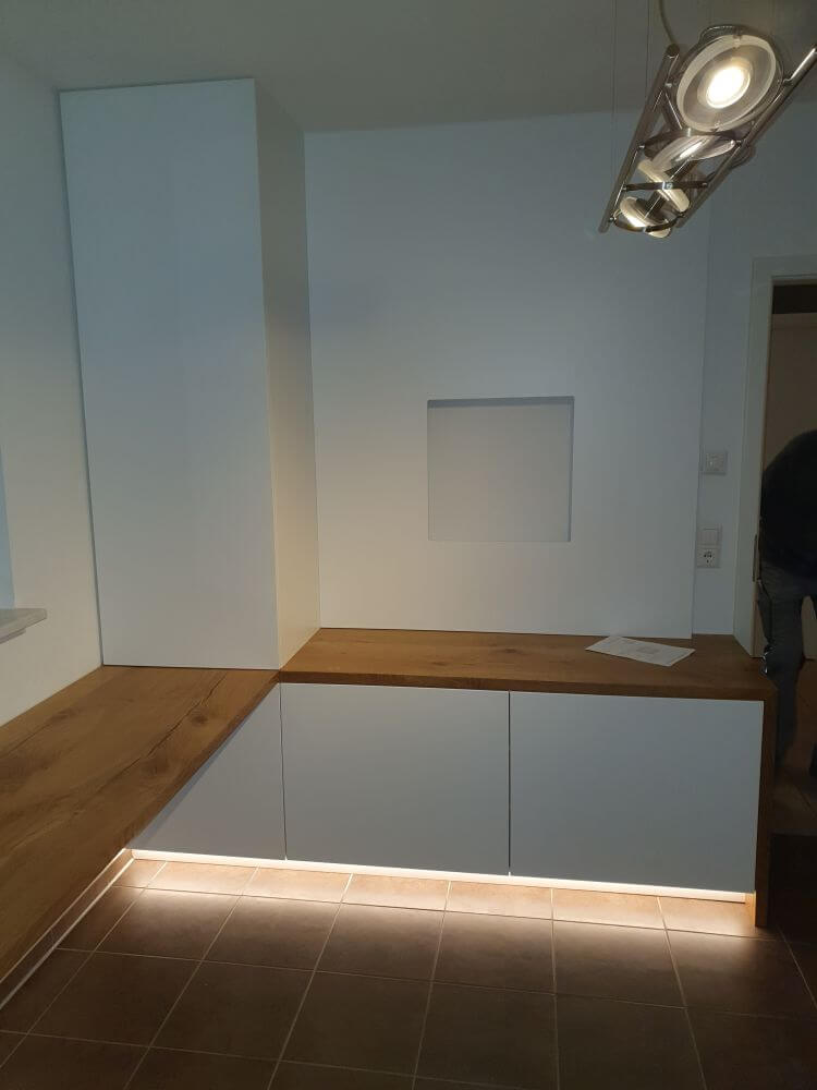 Ordnerschrank Weißlack mit Schreibtisch