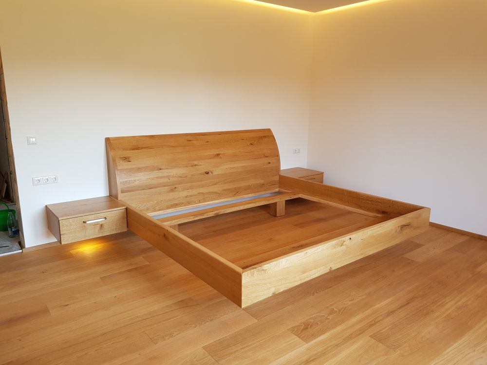 Doppelbett aus Eiche mit Nachtkästchen