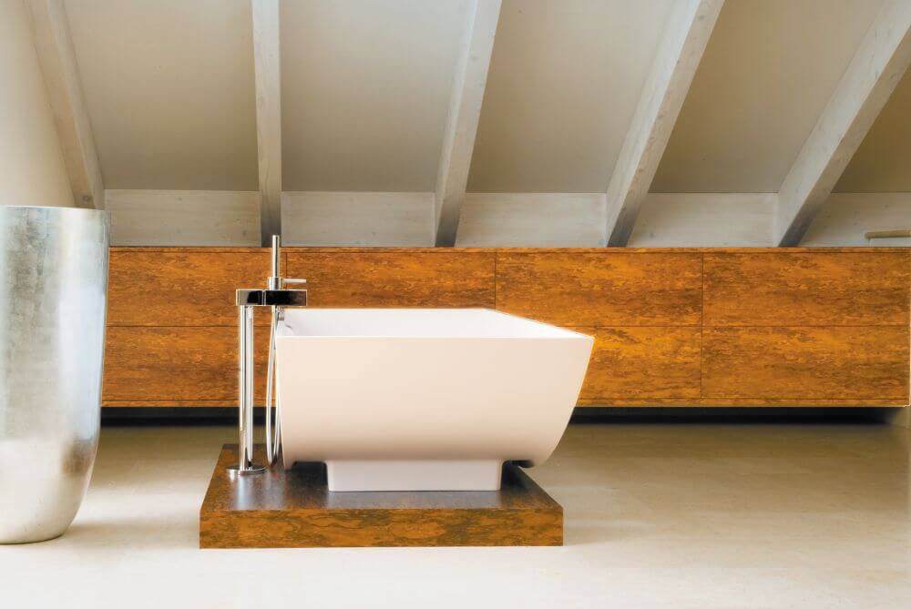 Freistehende Badewanne mit Padouk-Sockel