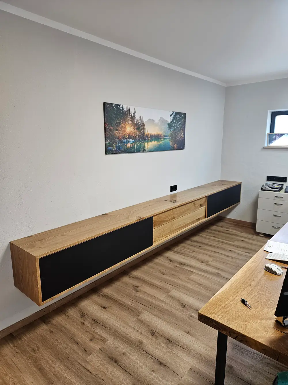 Wandmontiertes Lowboard gefertigt von Sibenhütter Holz aus Egling