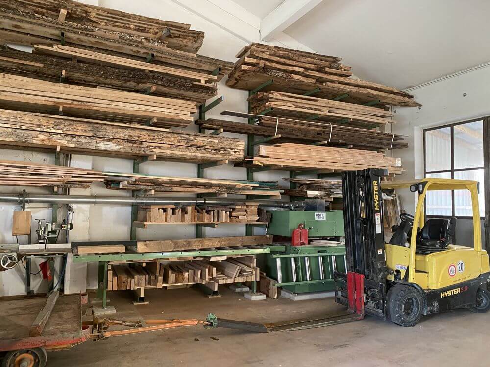 Holzlager in unseren Fertigungshallen