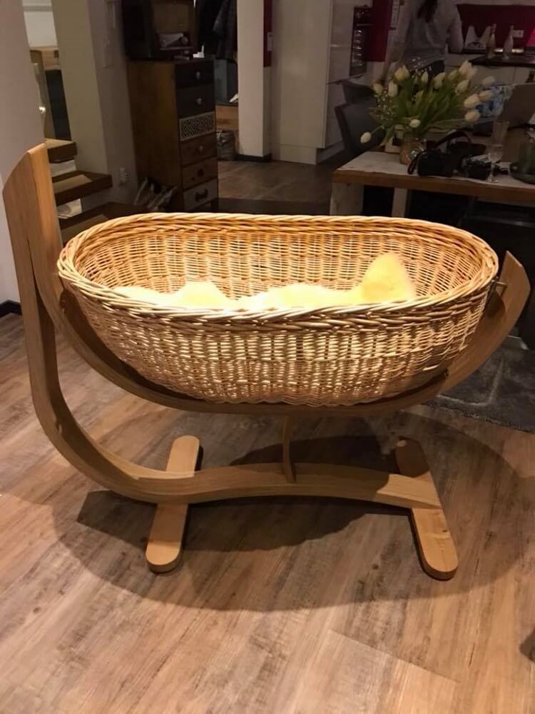 Kinderwiege aus natürlichem Rohstoff Holz
