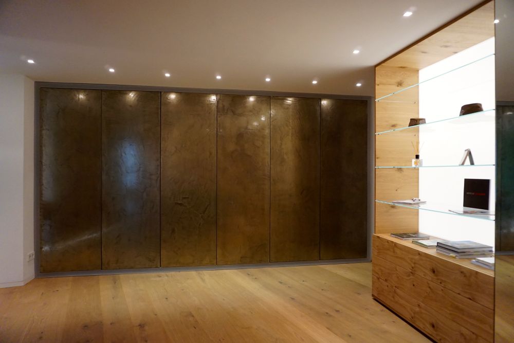 Oberfläche Kleiderschrank mit champagnerfarbigen Metallspachtel