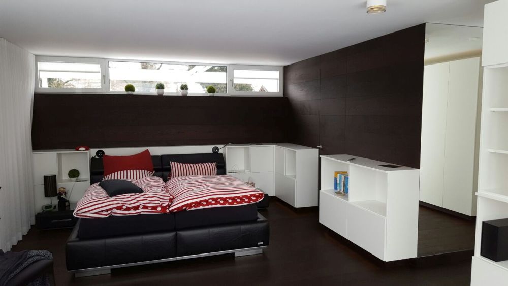 Wandverkleidung und Bett in geräucherter Eiche
