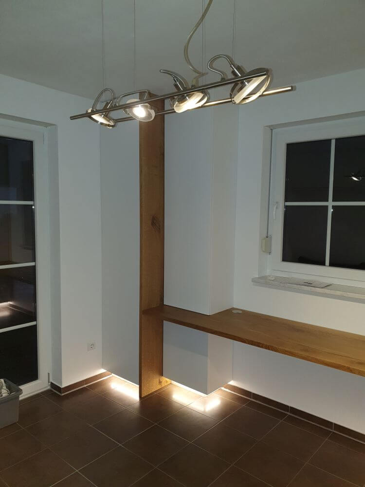 Schreibtisch mit Ordnerschrank