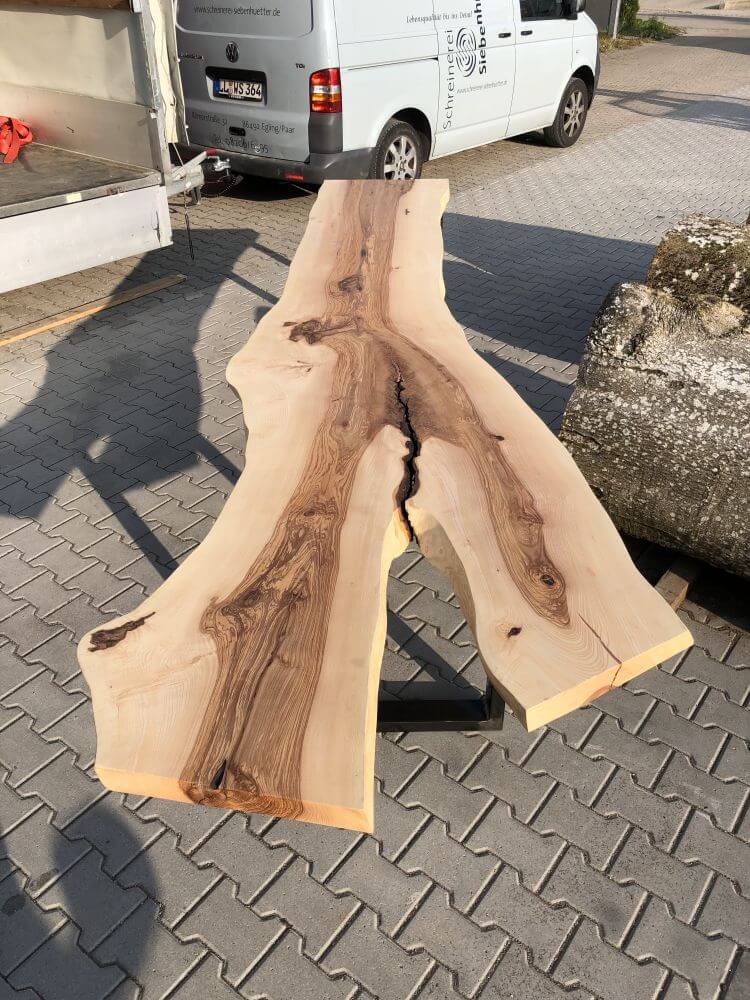 Tischplatte Baumkante mit Stahlgestell