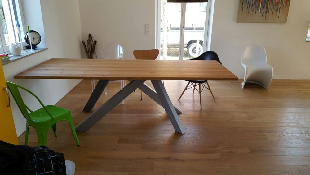 Tisch mit Beinen aus vier verschiedenen Farben
