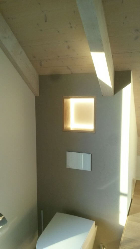 Toilettenverkleidung mit indirekter Verkleidung