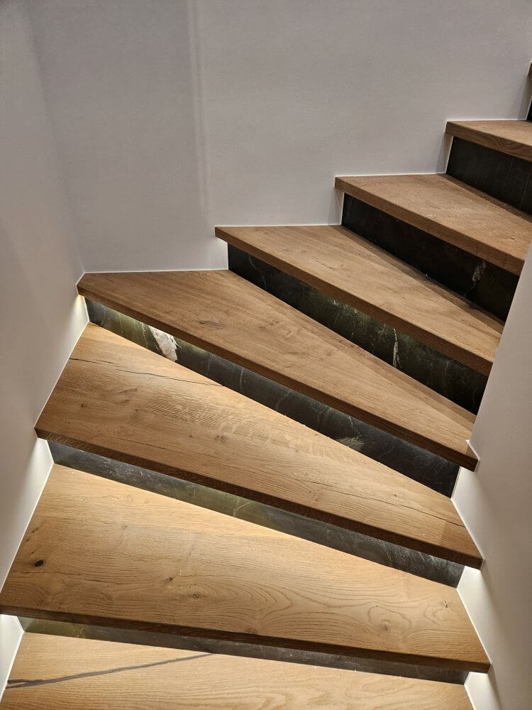 Holztreppe mit Bewegungsmelder
