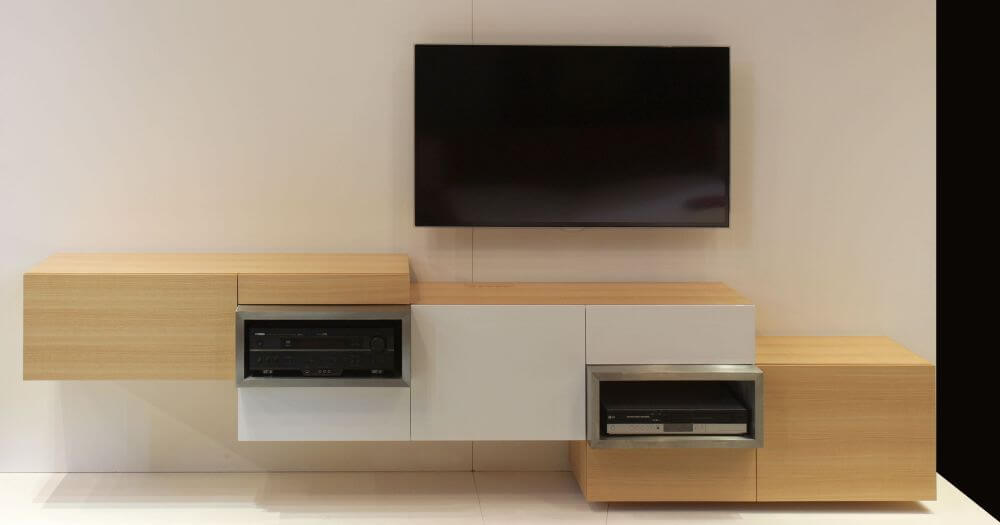Entertainment-Schrank aus Kiefer und Edelstahl