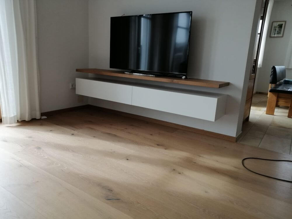 Wohnzimmer Lowboard Weißlack und Ablage aus Eiche