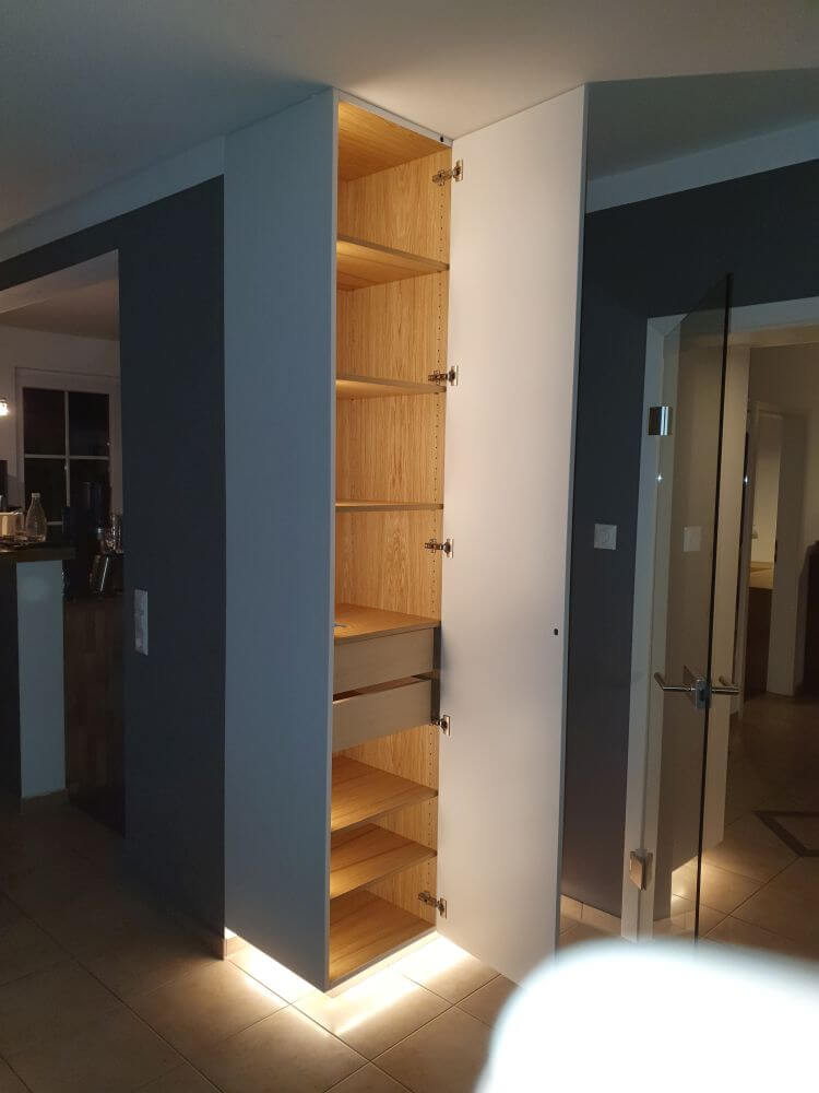 Wohnzimmerschrank mit beleuchtetem Stauraum