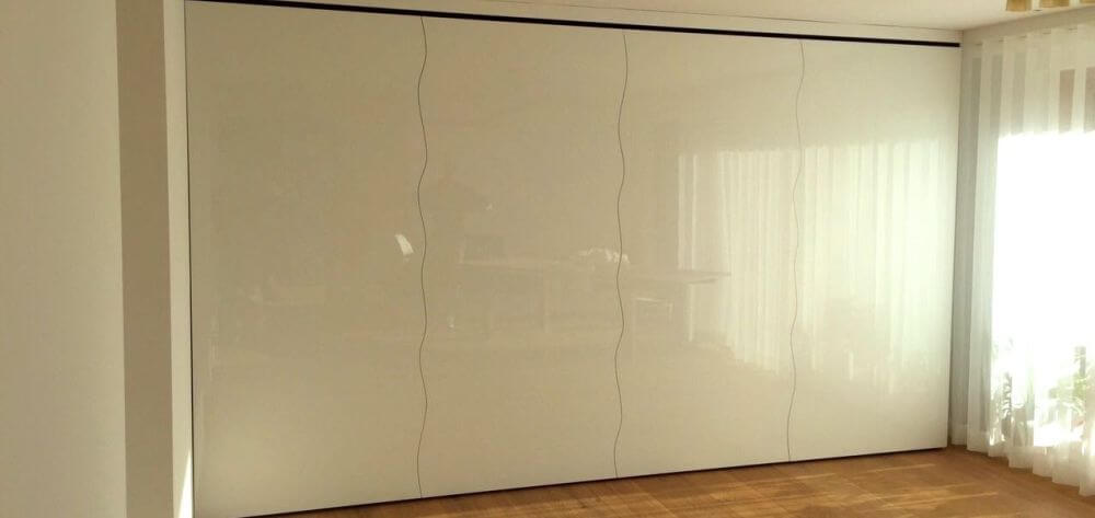 Wohnzimmerschrank mit wellenförmigen Schiebetüren