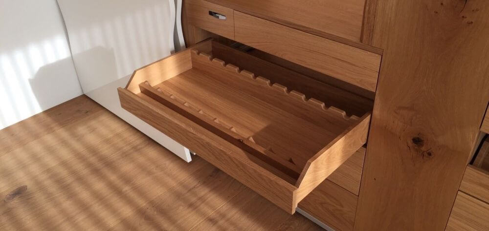 Schublade für Weinflaschen im Wohnzimmerschrank